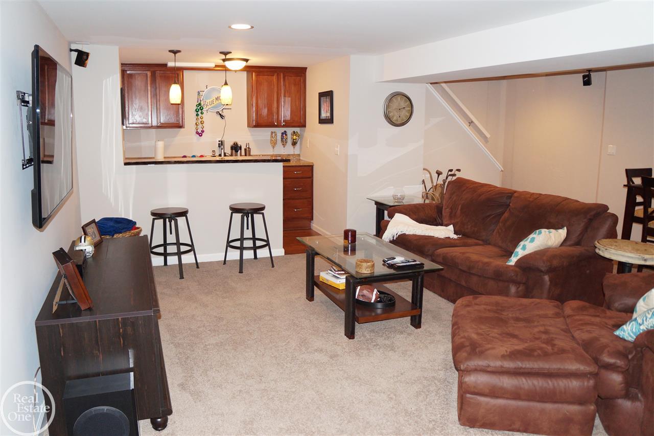 696 Baker Street Rochester Hills, MI 48307 - Photo 16 of 22