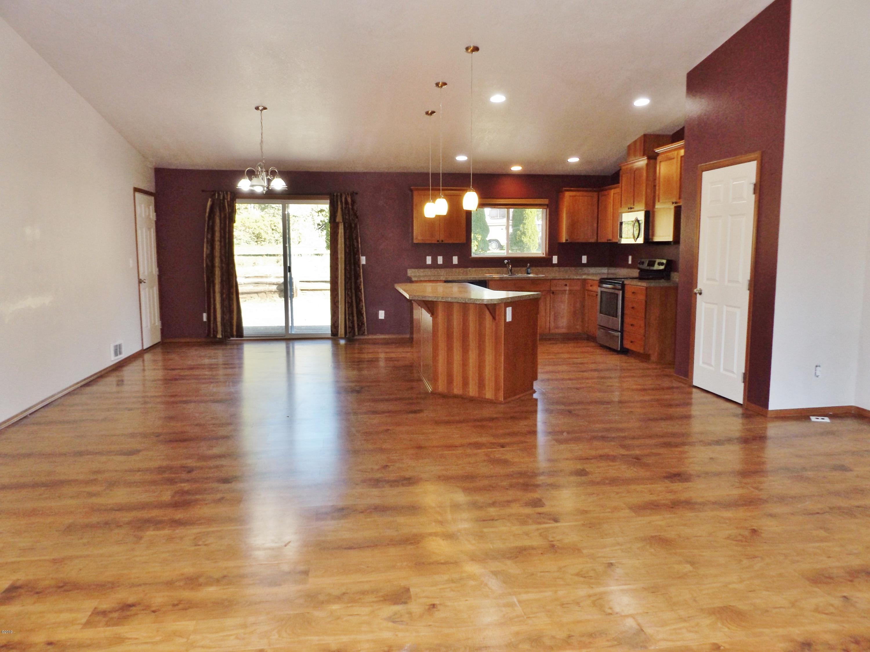 353 East Darkey Creek Road Waldport, OR 97394 - Photo 13 of 35 Great Room