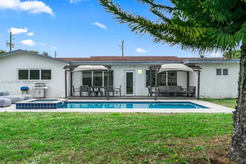 $895,000 | 700 Northwest 9th Court, Hallandale Beach, FL 33009