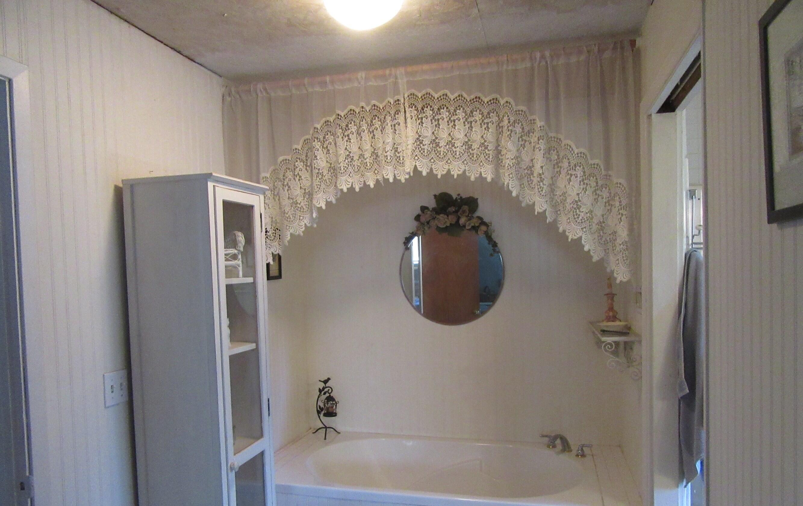 610 Applegate Avenue Chiloquin, OR 97624 - Photo 22 of 28 Soaiker tub 2