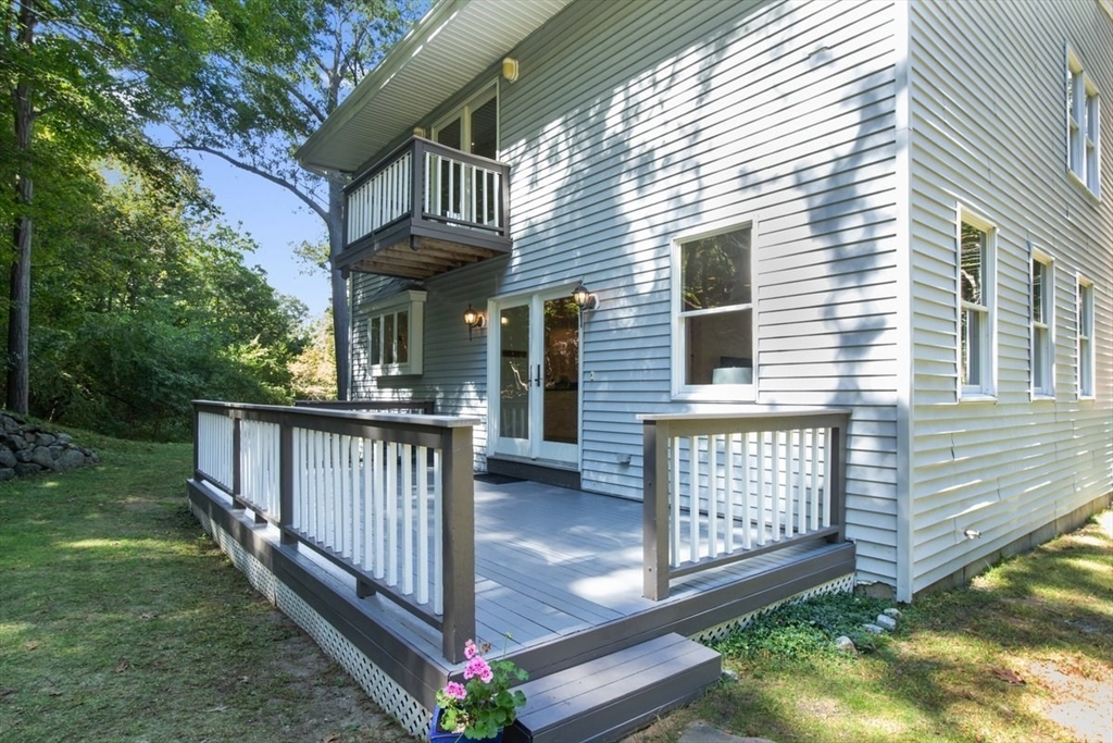 a view of a house with backyard and porch