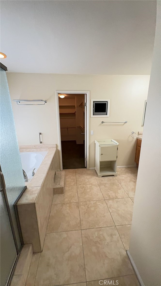 38265 Birch Court Murrieta, CA 92562 - Photo 25 of 46 a bathroom with a bathtub and a sink