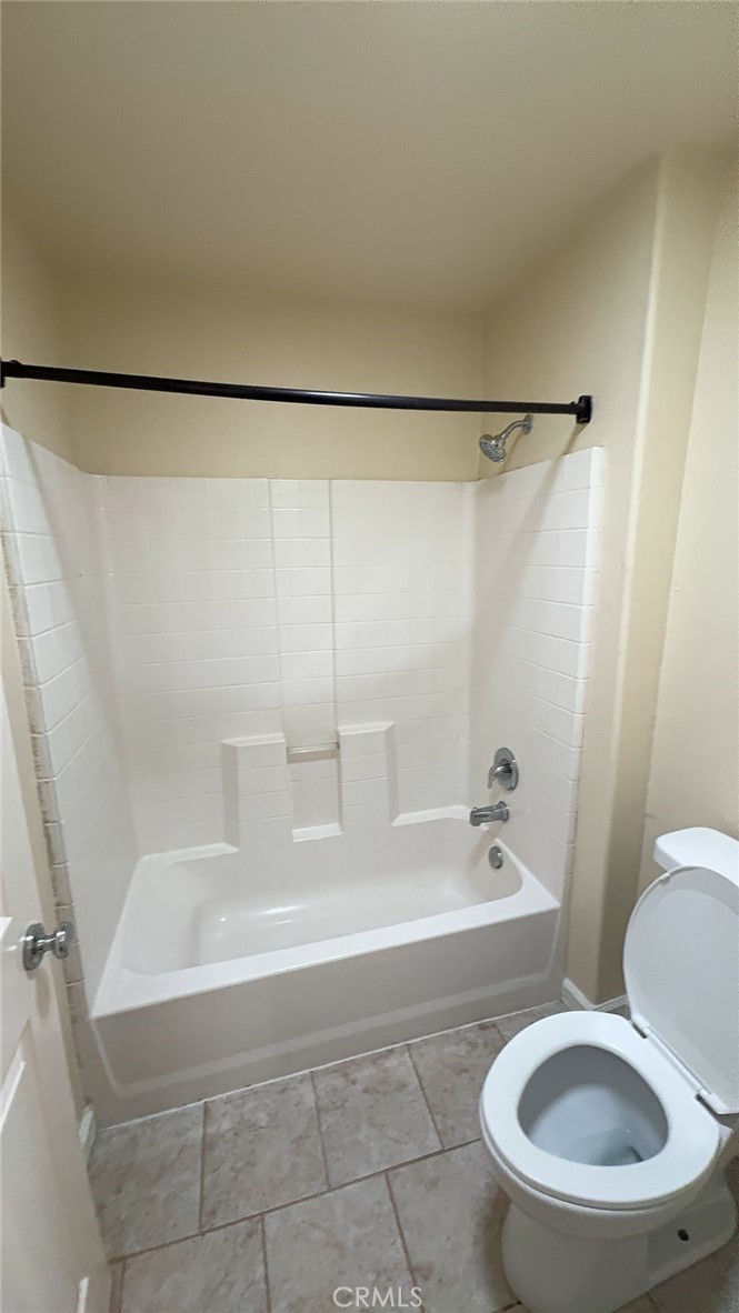 38265 Birch Court Murrieta, CA 92562 - Photo 31 of 46 a bathroom with a bathtub and a toilet
