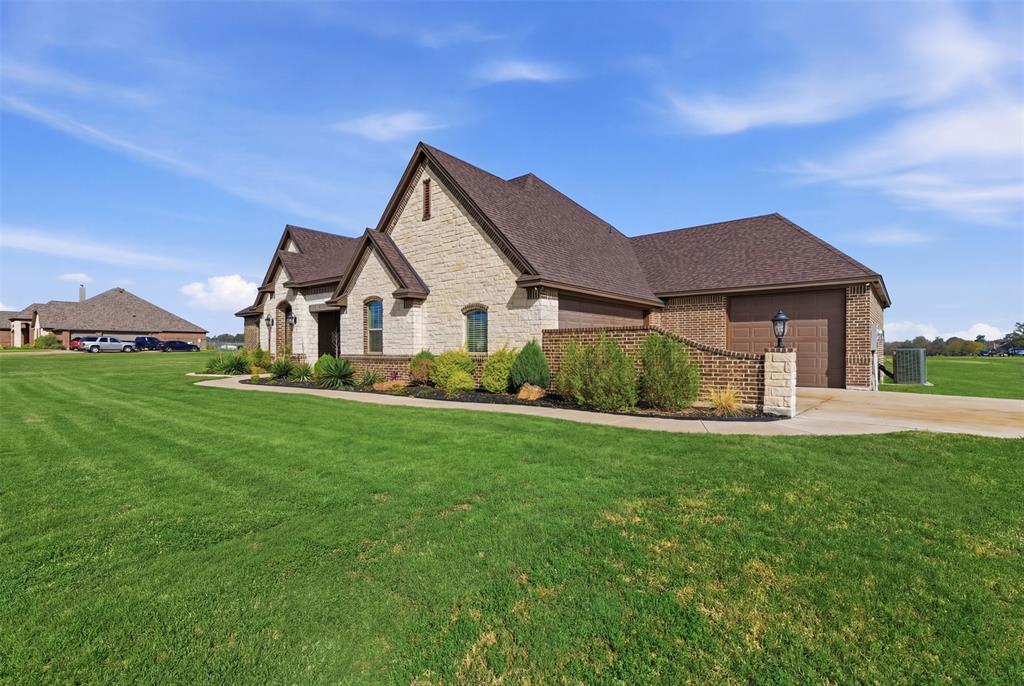 429 Hartley Way Azle, TX 76020 - Photo 2 of 40