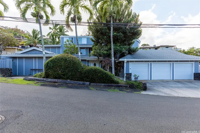 a view of a house with a yard and plants