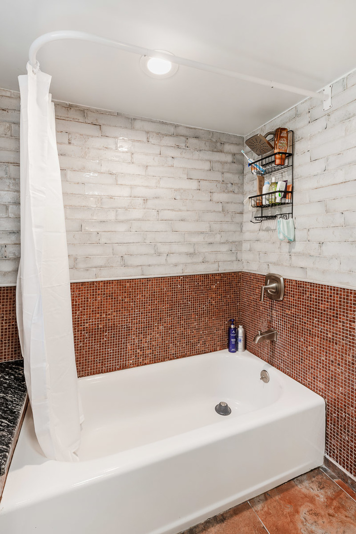 1301 West Nelson Street, Unit G Chicago, IL 60657 - Photo 8 of 19 a bathroom with a bathtub