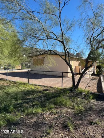 a view of a backyard