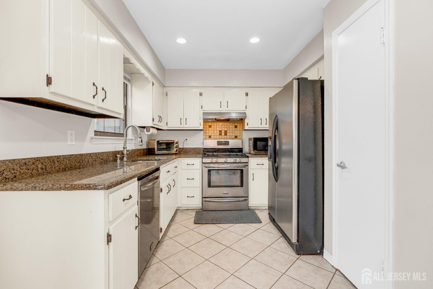 90 Pheasant Run Edison, NJ 08820 - Photo 11 of 39 a kitchen with granite countertop cabinets and stainless steel appliances