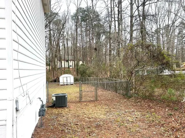 a view of a back yard
