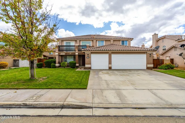 a front view of house with yard
