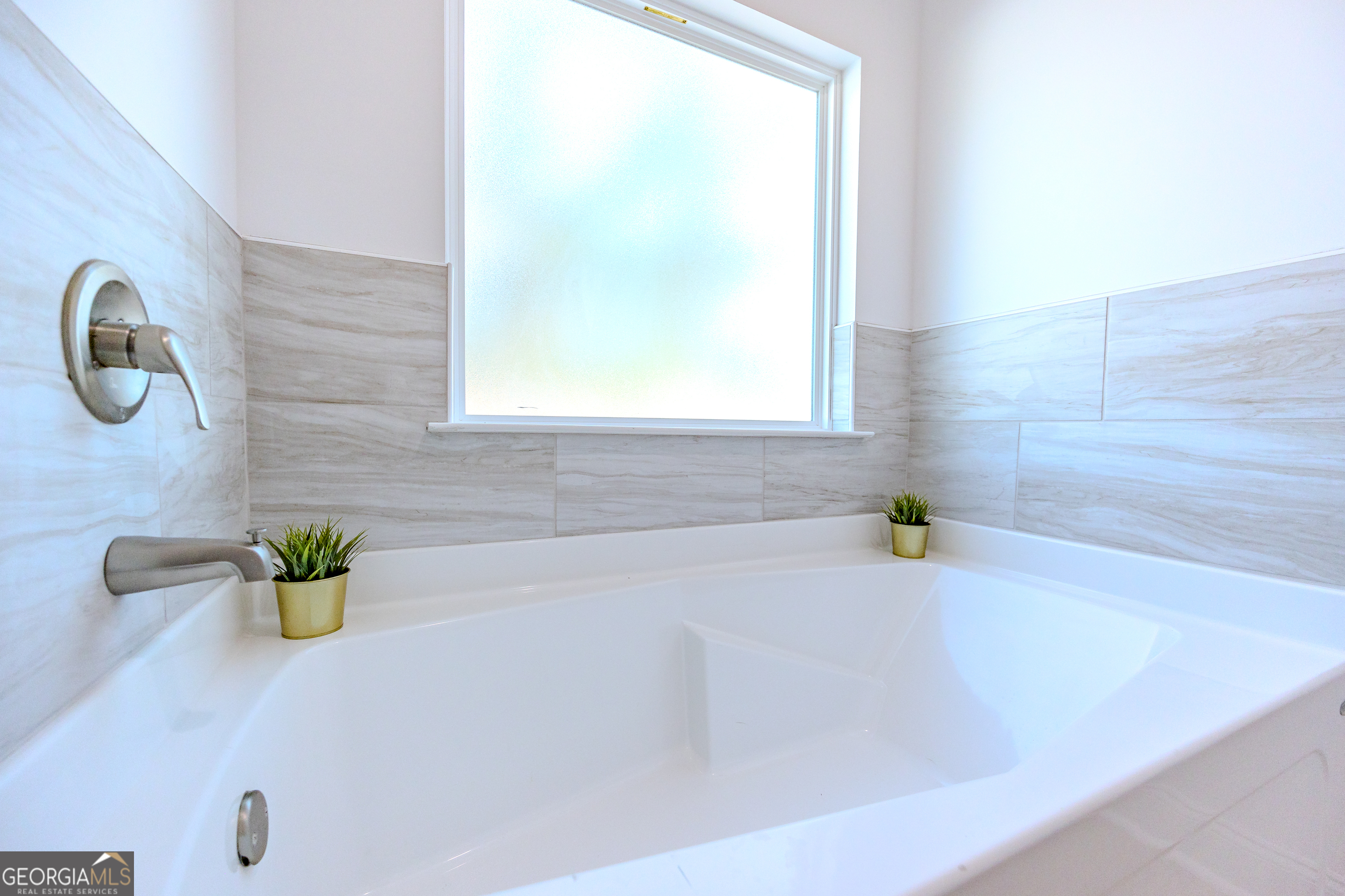 336 Mace Cannon Road Dublin, GA 31021 - Photo 37 of 62 a white bath tub with a window