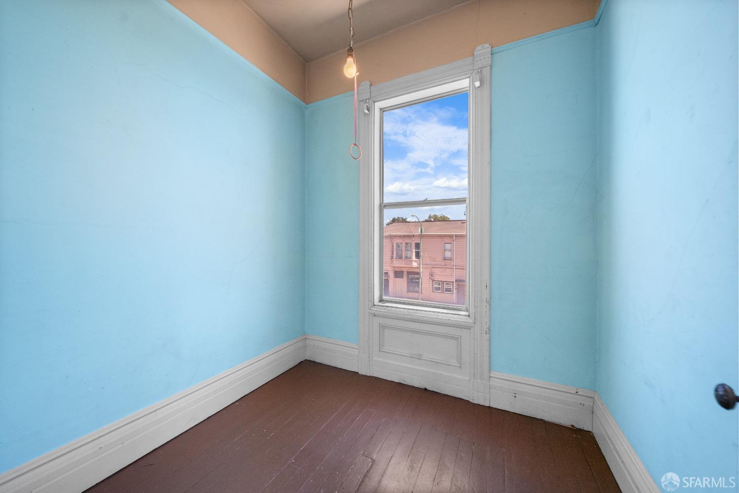 705 Jackson Street Oakland, CA 94607 - Photo 16 of 40 an empty room with a window