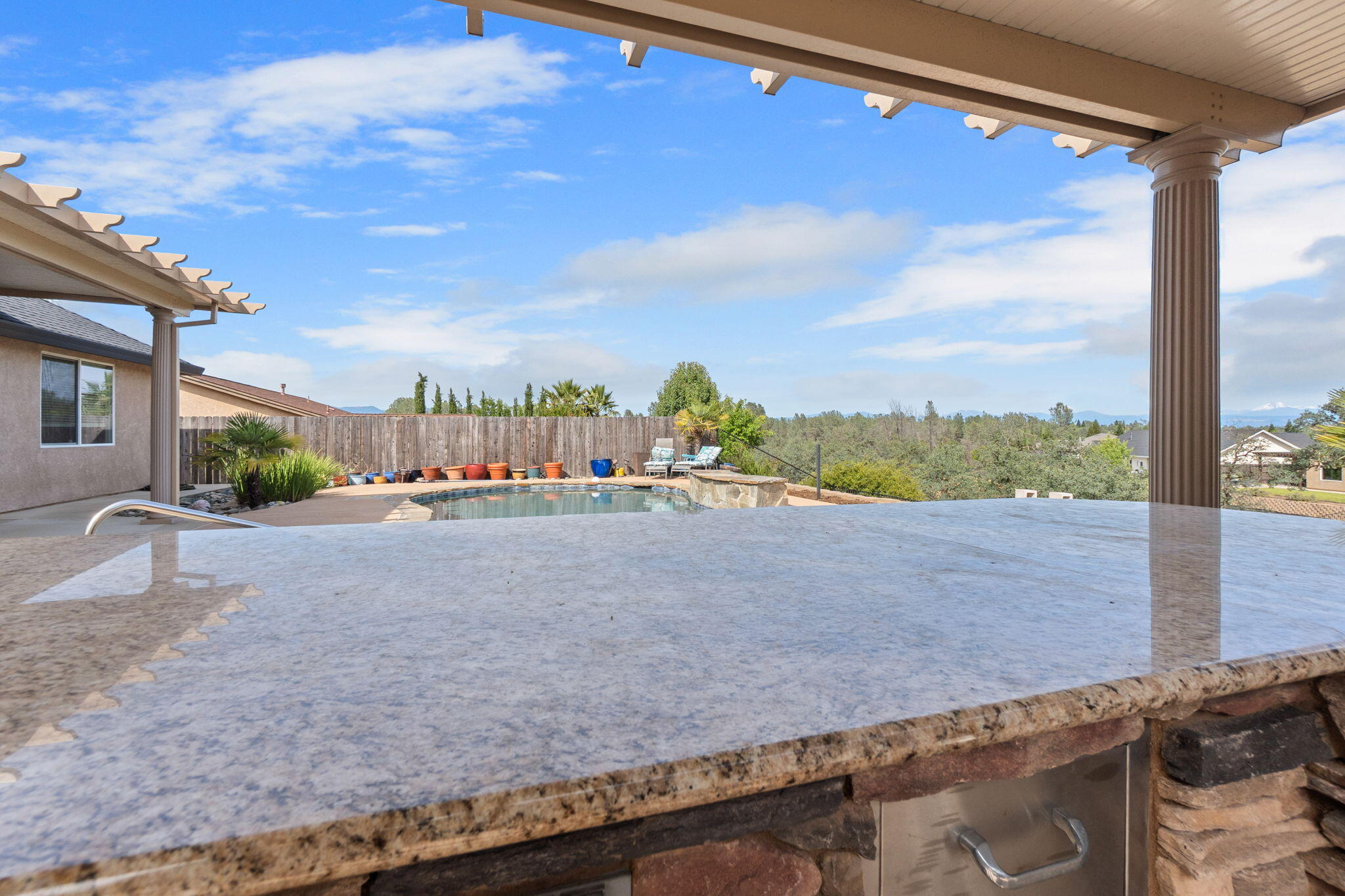 372 Stinson Loop Redding, CA 96003 - Photo 40 of 79 Patio