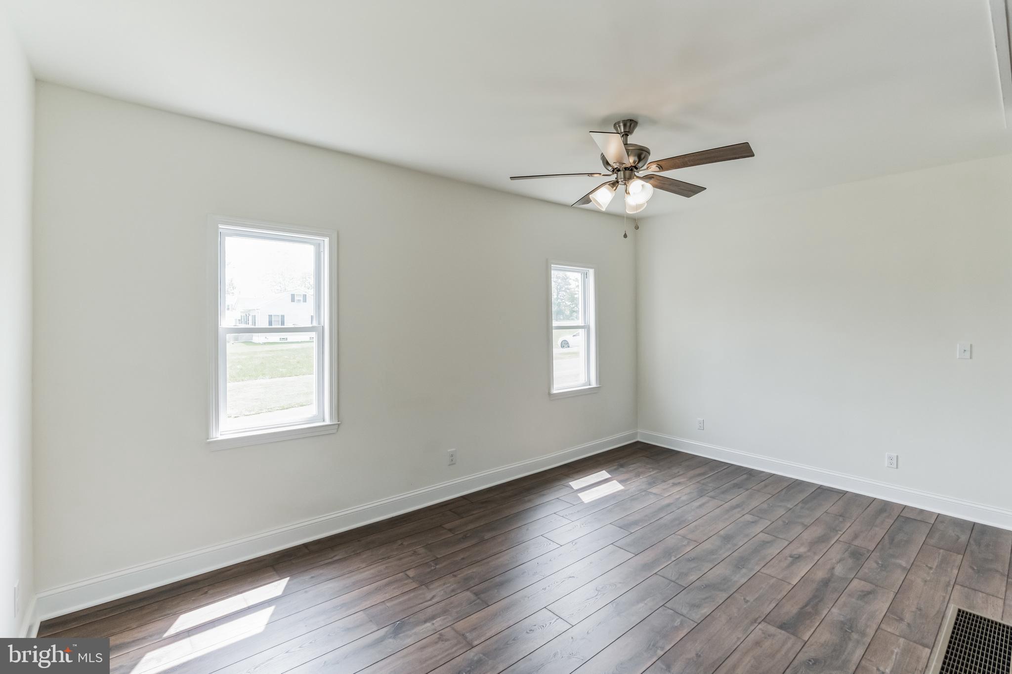 650 Tollgate Road Quakertown, PA 18951 - Photo 4 of 34 Sunny Living Room