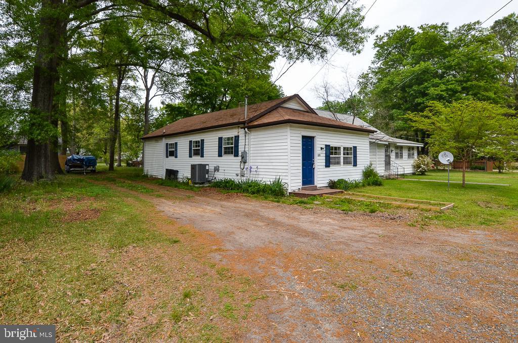 121 6th Street Colonial Beach, VA 22443 - Photo 2 of 33 Exterior showing side & driveway