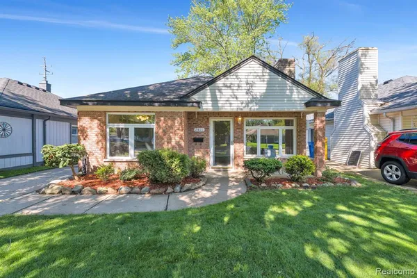 $229,900 | 7411 North Vernon Street, Dearborn Heights, MI 48127
