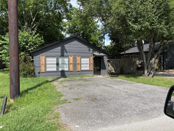 $1,100 | 400 South Poplar Street, Tomball, TX 77375