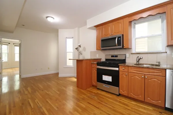 $2,800 | 34 Court House Place, Unit 2L, Jersey City, NJ 07306