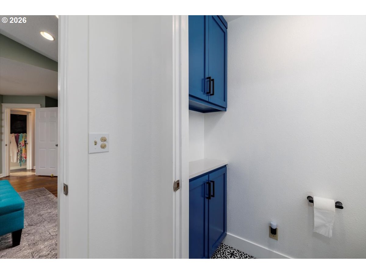 13165 Northwest Overton Street Portland, OR 97229 - Photo 18 of 38 Bathroom, Attached