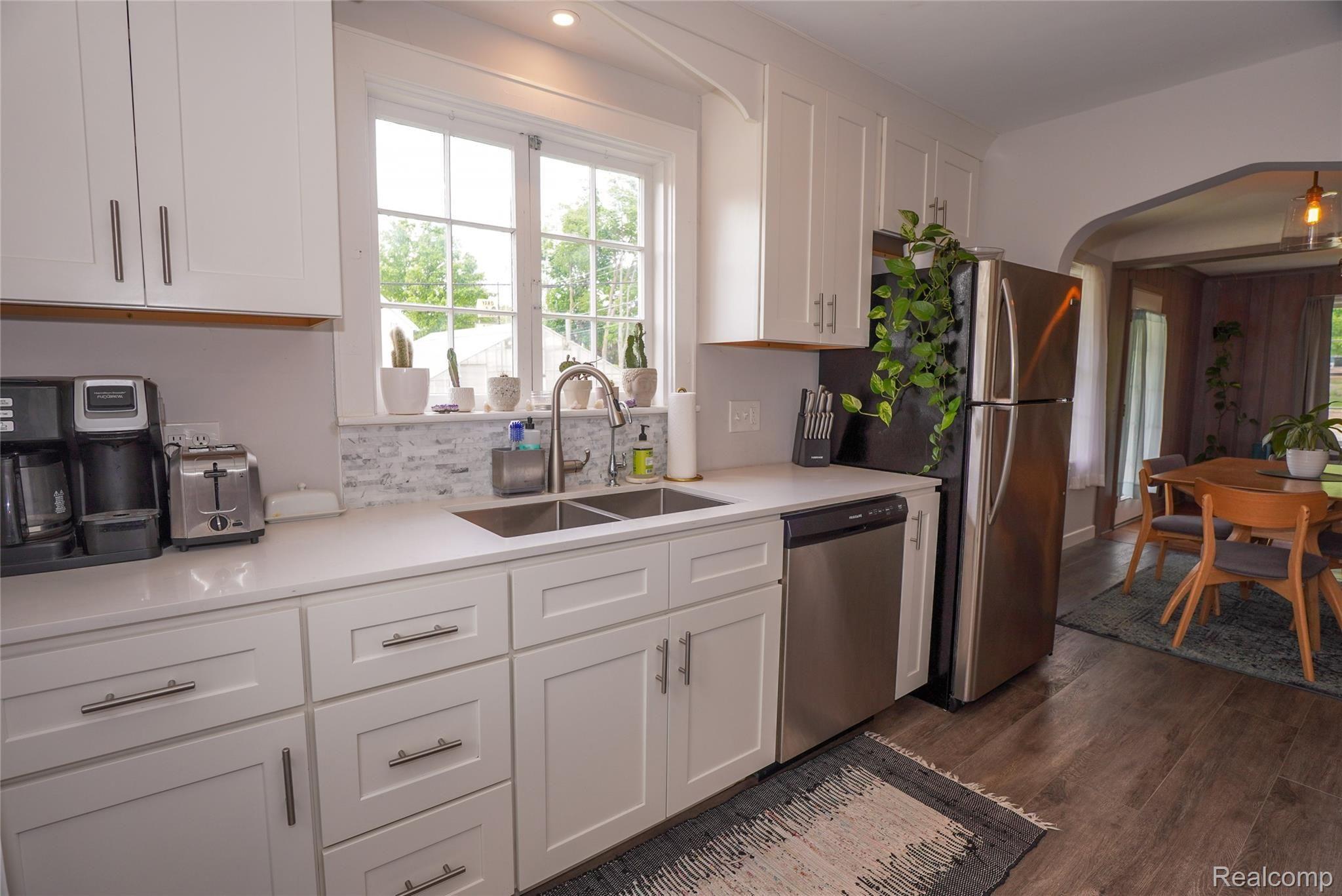 519 West Silver Lake Road Fenton, MI 48430 - Photo 19 of 46 Great Updated Kitchen!