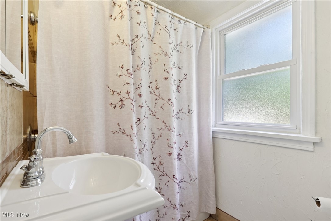 2187 Barrington Road Cleveland, OH 44118 - Photo 15 of 50