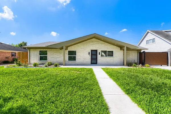a view of a yard in front of house