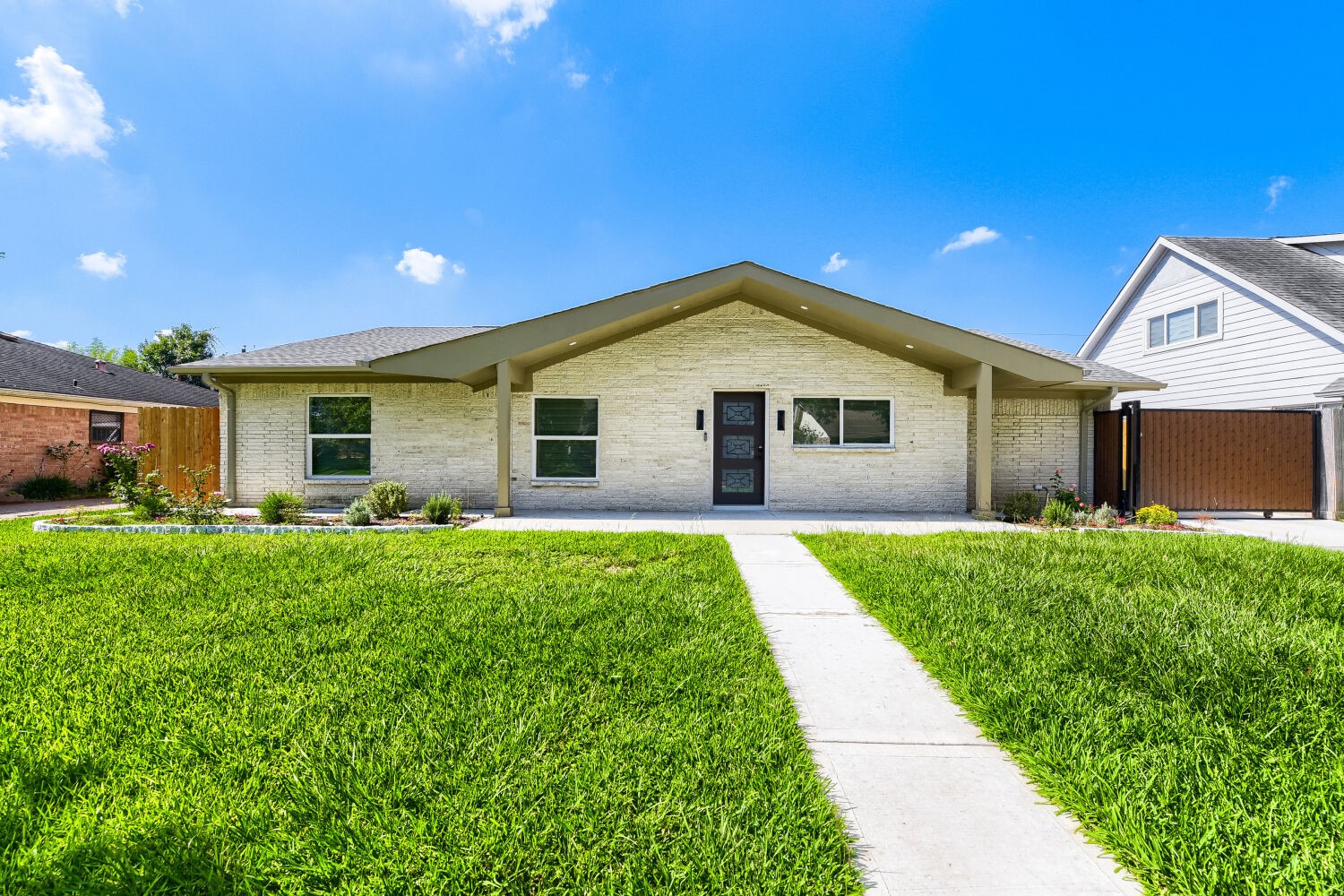 8815 Sharpview Drive Houston, TX 77036 - Photo 2 of 33