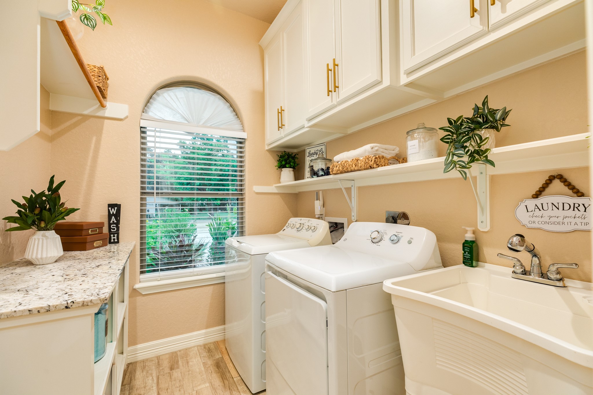 309 Hickman Lane Angleton, TX 77515 - Photo 18 of 37 Gallery Image 18