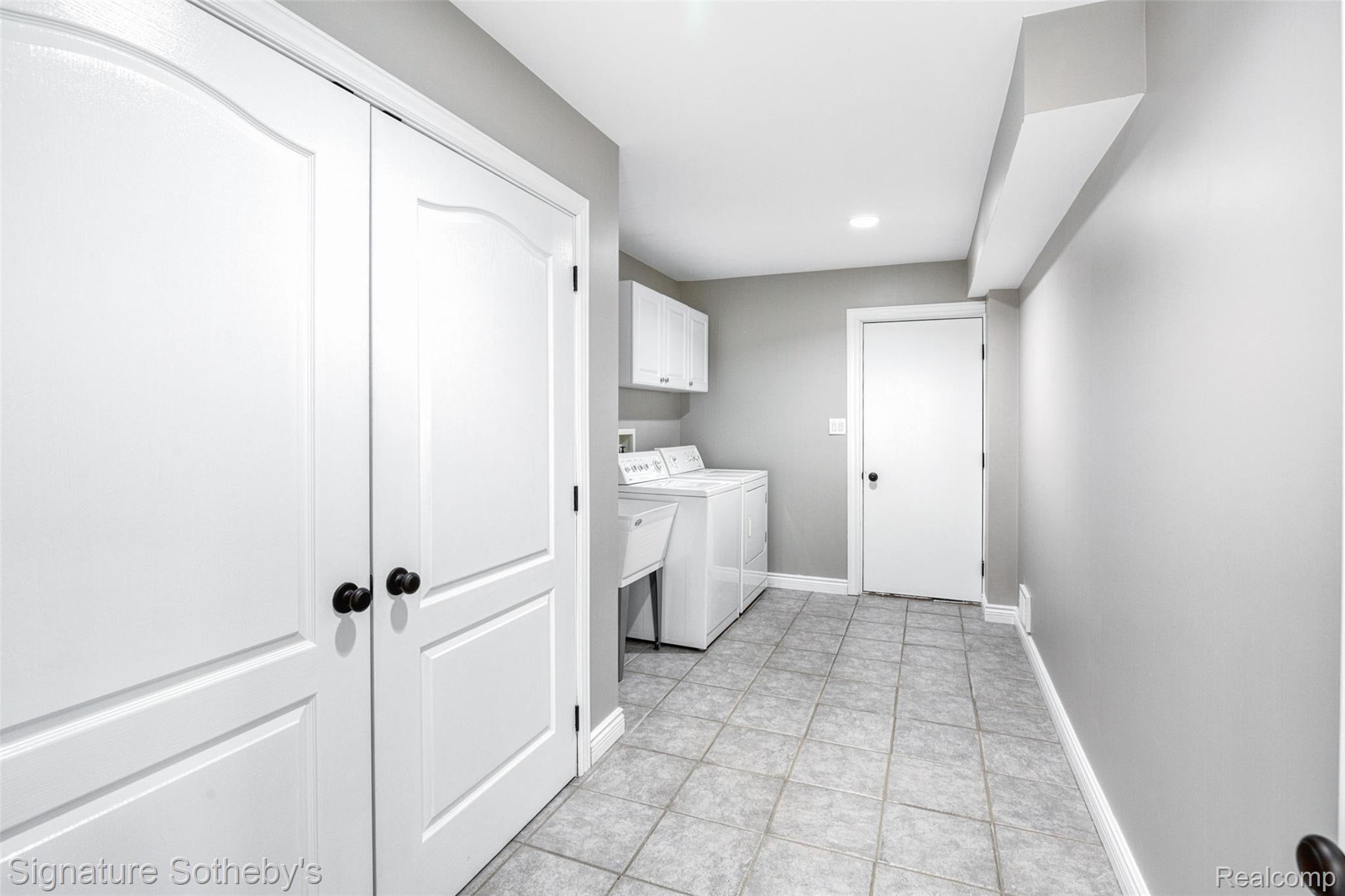 47296 Denton Road Belleville, MI 48111 - Photo 13 of 33 Huge mud room / laundry room off the garage