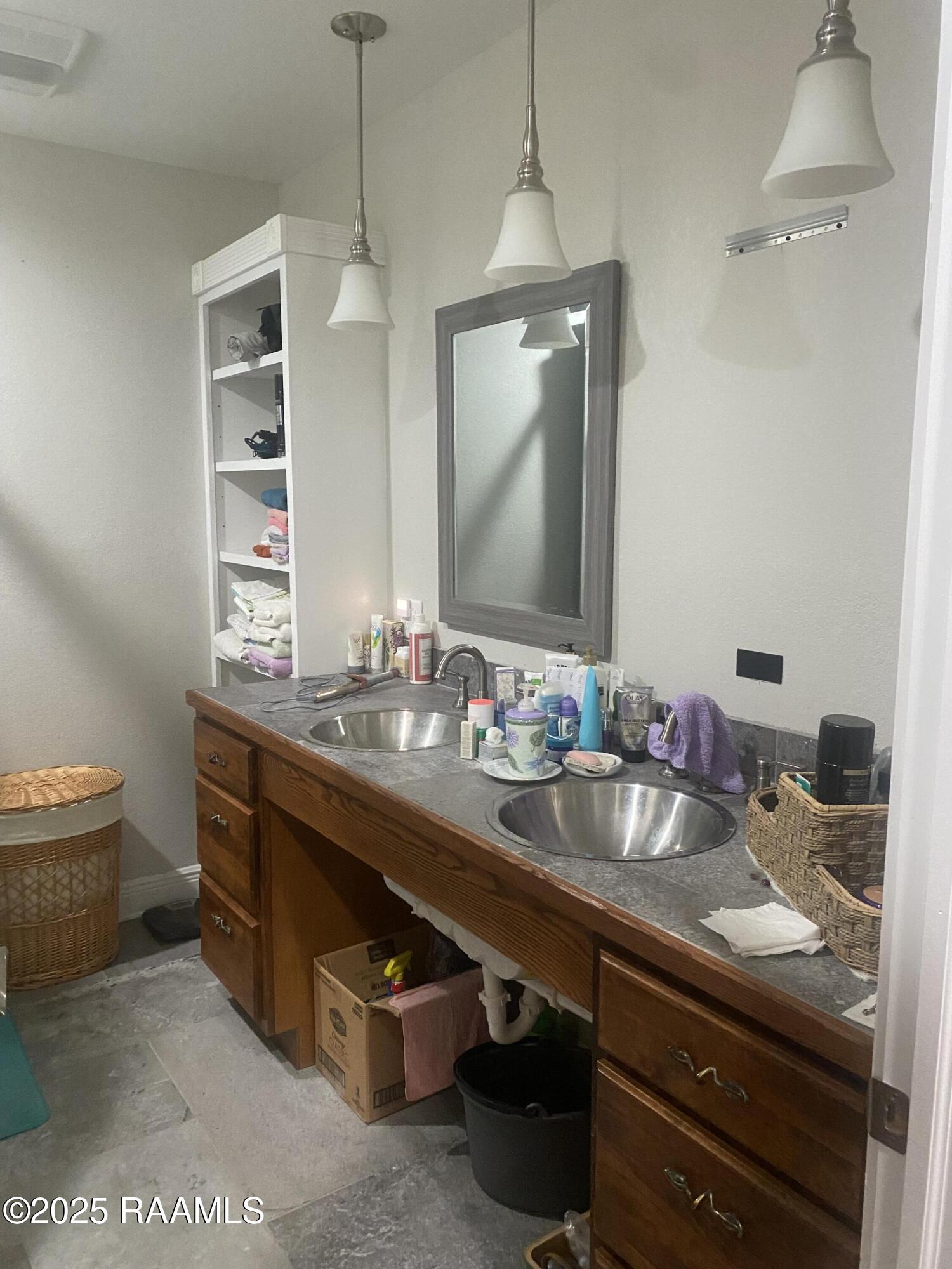 404 Sanders Street Franklin, LA 70538 - Photo 9 of 22 404 A primary barh double lavatory