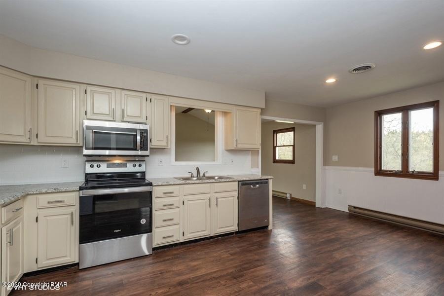 379 Hawk Road Saylorsburg, PA 18353 - Photo 7 of 22 07_379HAWKRD_2008_LowRes