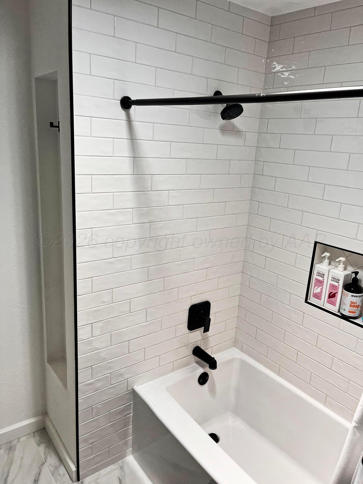 909 Michigan Street Perryton, TX 79070 - Photo 15 of 18 909 Michigan bathtub shower