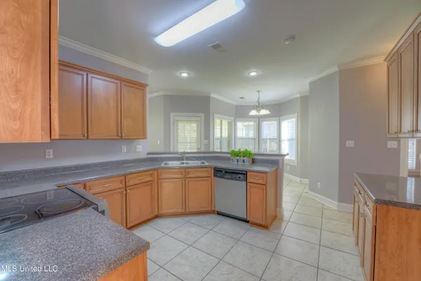 $355,000 | 3344 Chateau Circle North, Southaven, MS 38672
