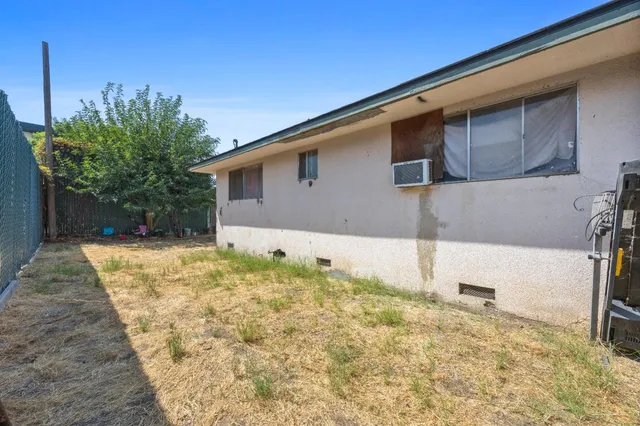 a view of a backyard