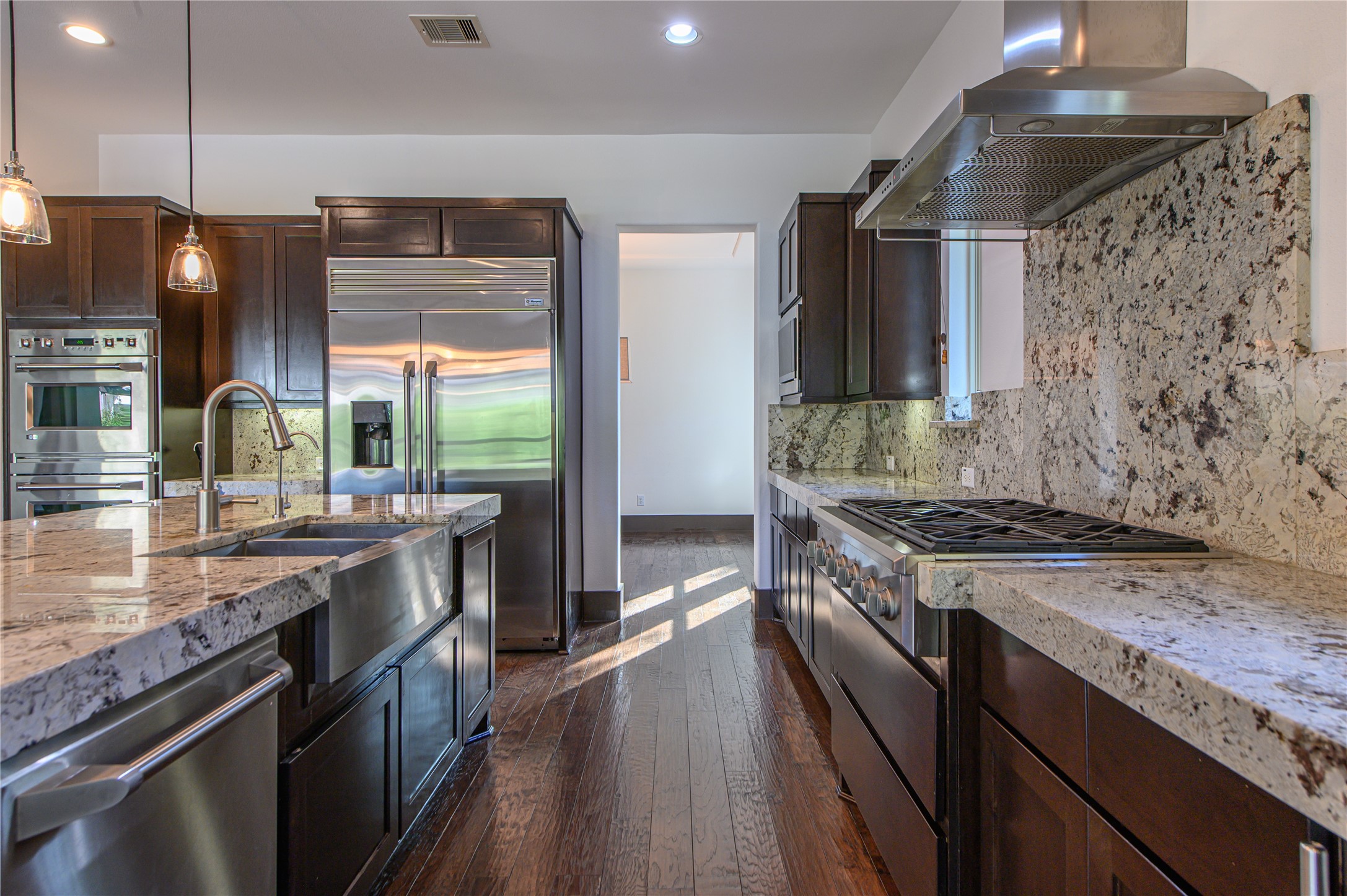 30 Freestone Stream Place Spring, TX 77389 - Photo 17 of 43 SPACIOUS KITCHEN