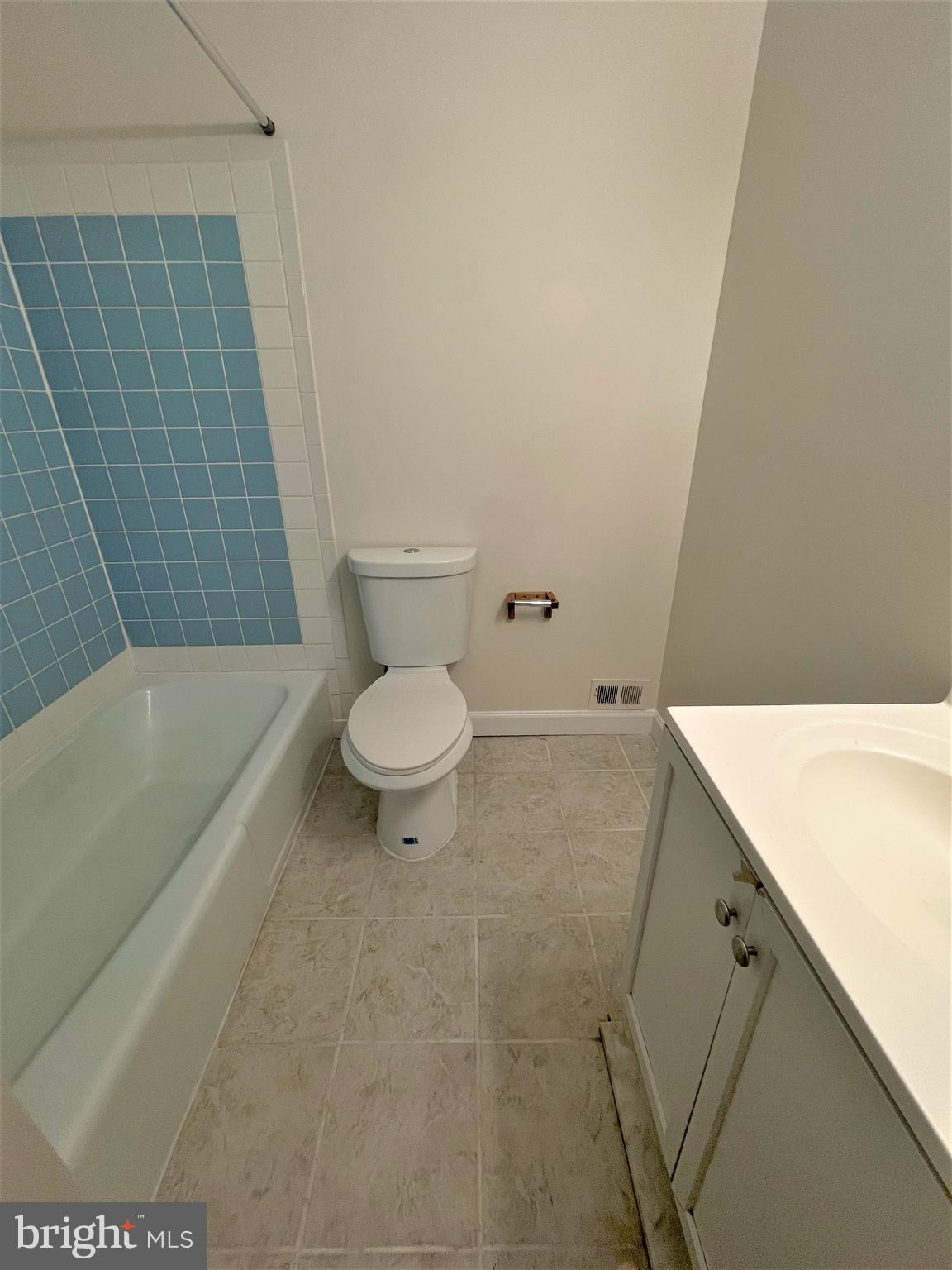 330 West Deer Park Road, Unit 3B Gaithersburg, MD 20877 - Photo 17 of 25 Master bathroom