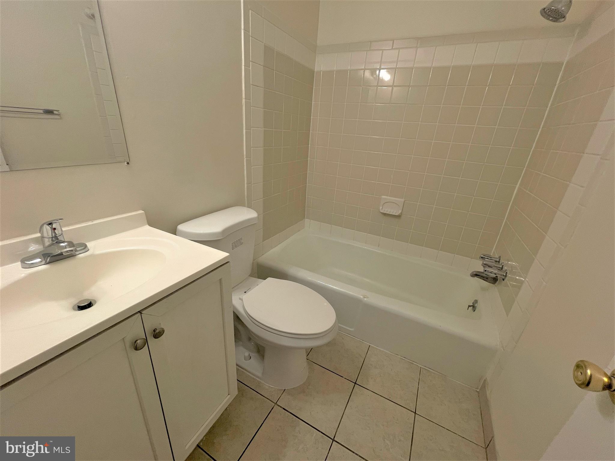330 West Deer Park Road, Unit 3B Gaithersburg, MD 20877 - Photo 20 of 25 Upper level hall bath