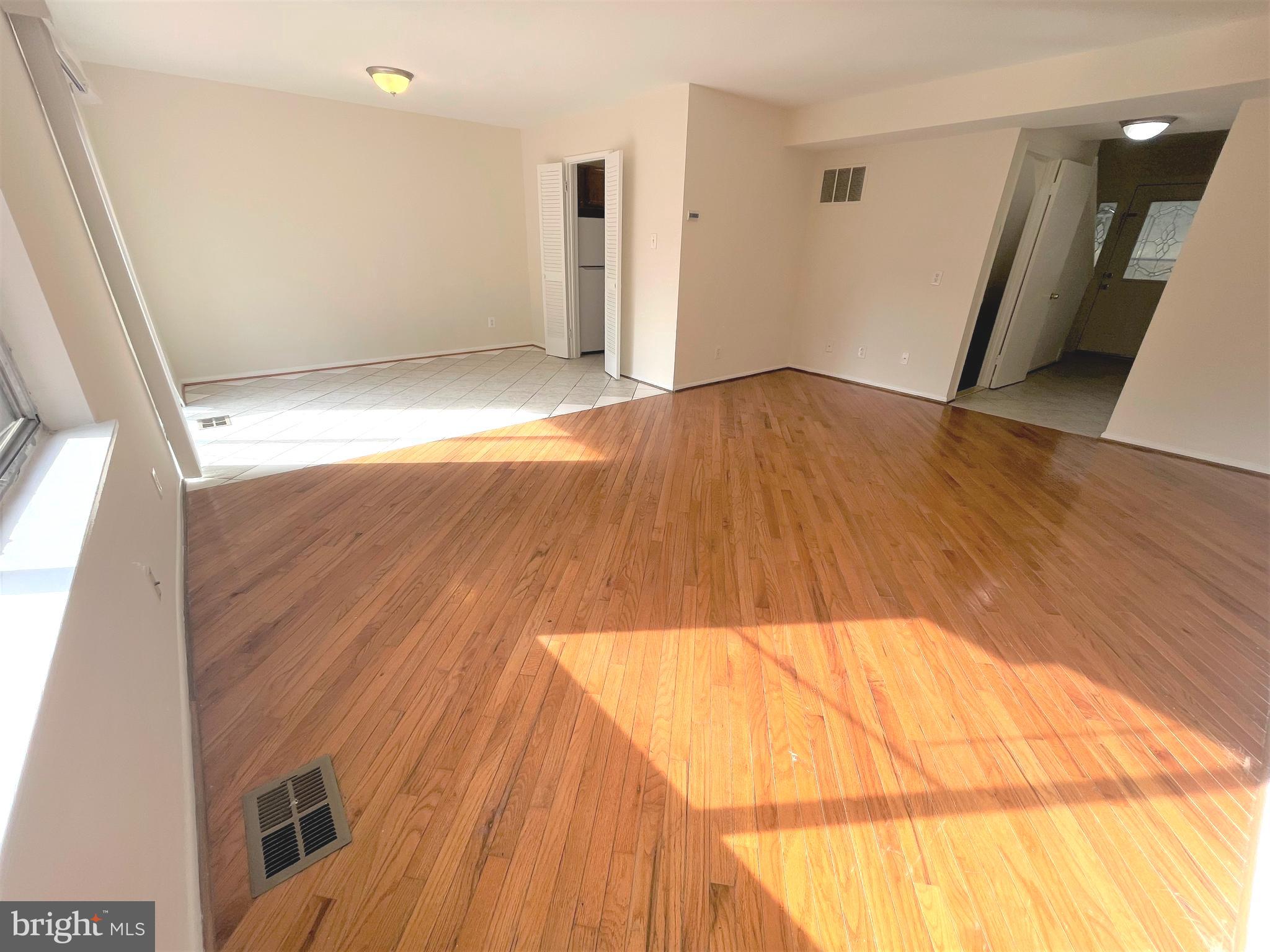 330 West Deer Park Road, Unit 3B Gaithersburg, MD 20877 - Photo 8 of 25 Living dinning room