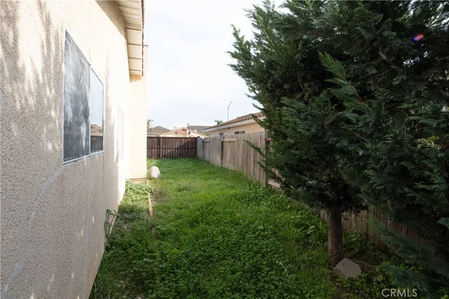 a view of a back yard