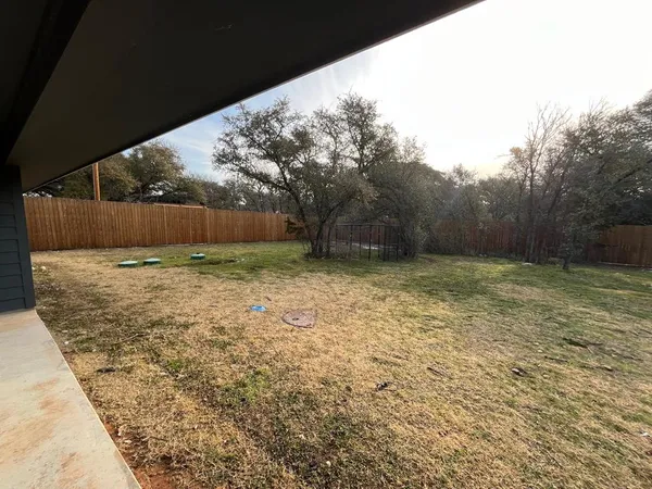 a view of a backyard