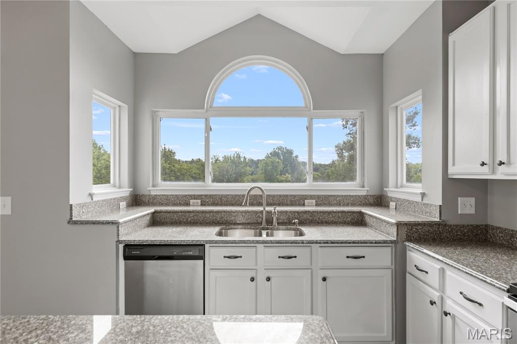 1770 Spring View Terrace Ballwin, MO 63021 - Photo 7 of 36