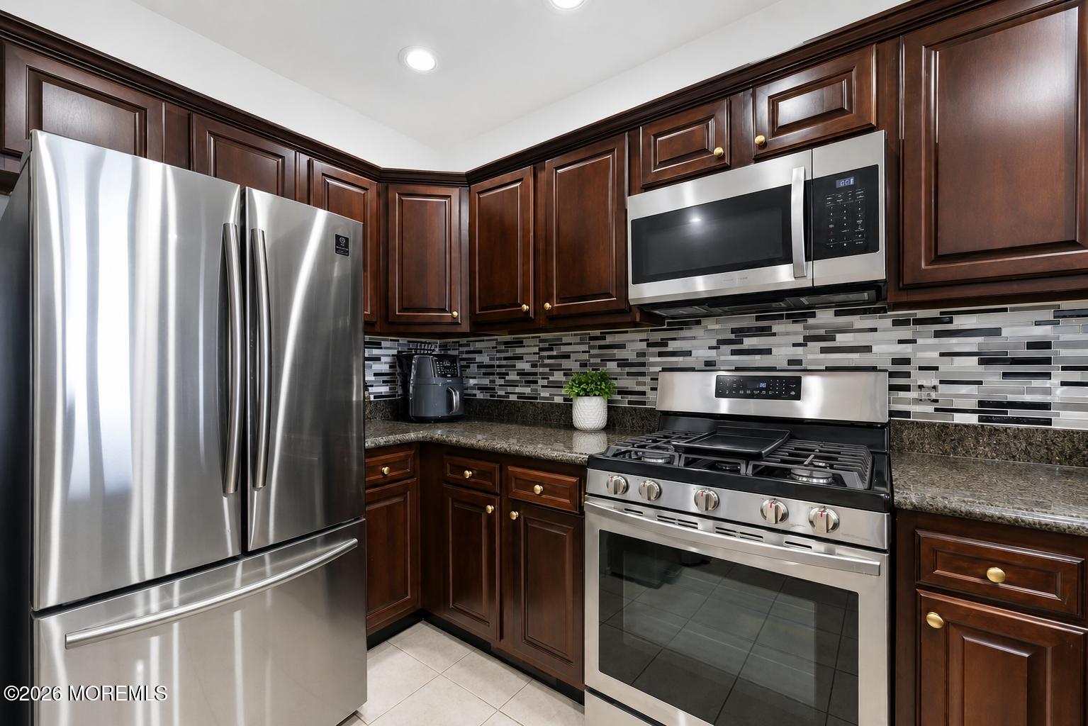 324 The Promenade Edgewater, NJ 07020 - Photo 13 of 48 8