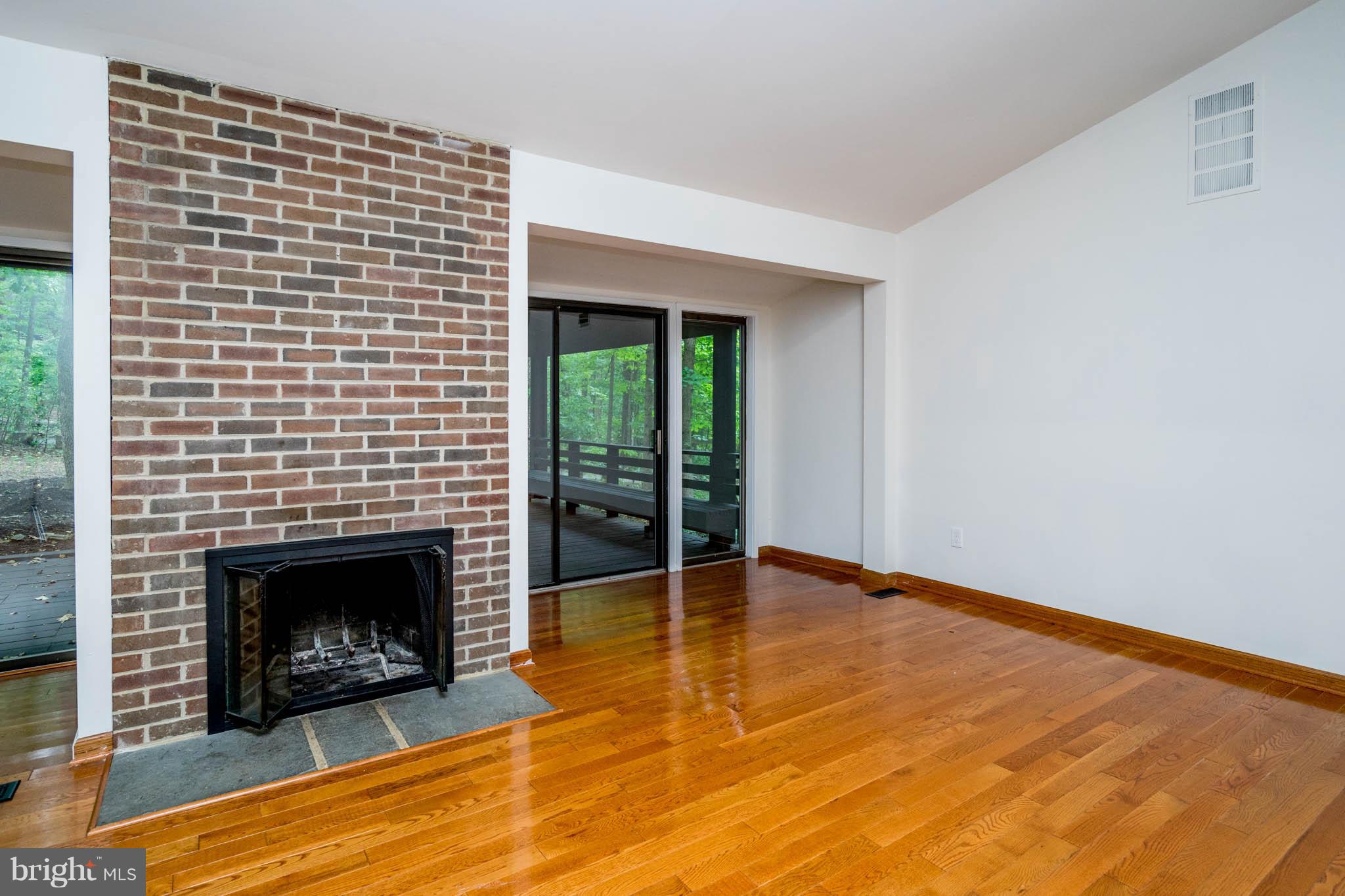 10986 Swansfield Road Columbia, MD 21044 - Photo 11 of 30 WARM LIVING ROOM