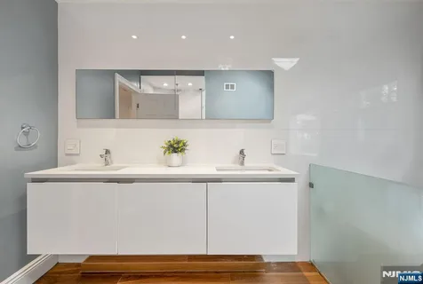 $1,199,000 | 3 Stonewall Court, Woodcliff Lake, NJ 07677