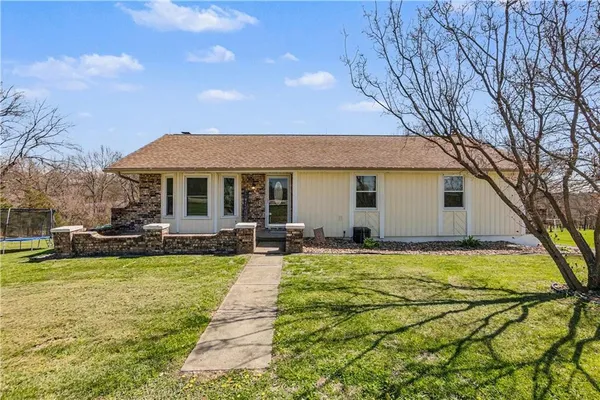 $495,000 | 6721 Southeast Isley Drive, Holt, MO 64048