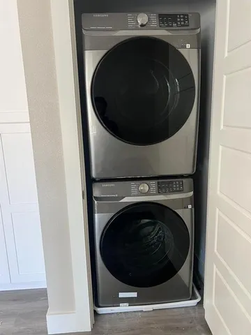 a close up view of a washer and dryer