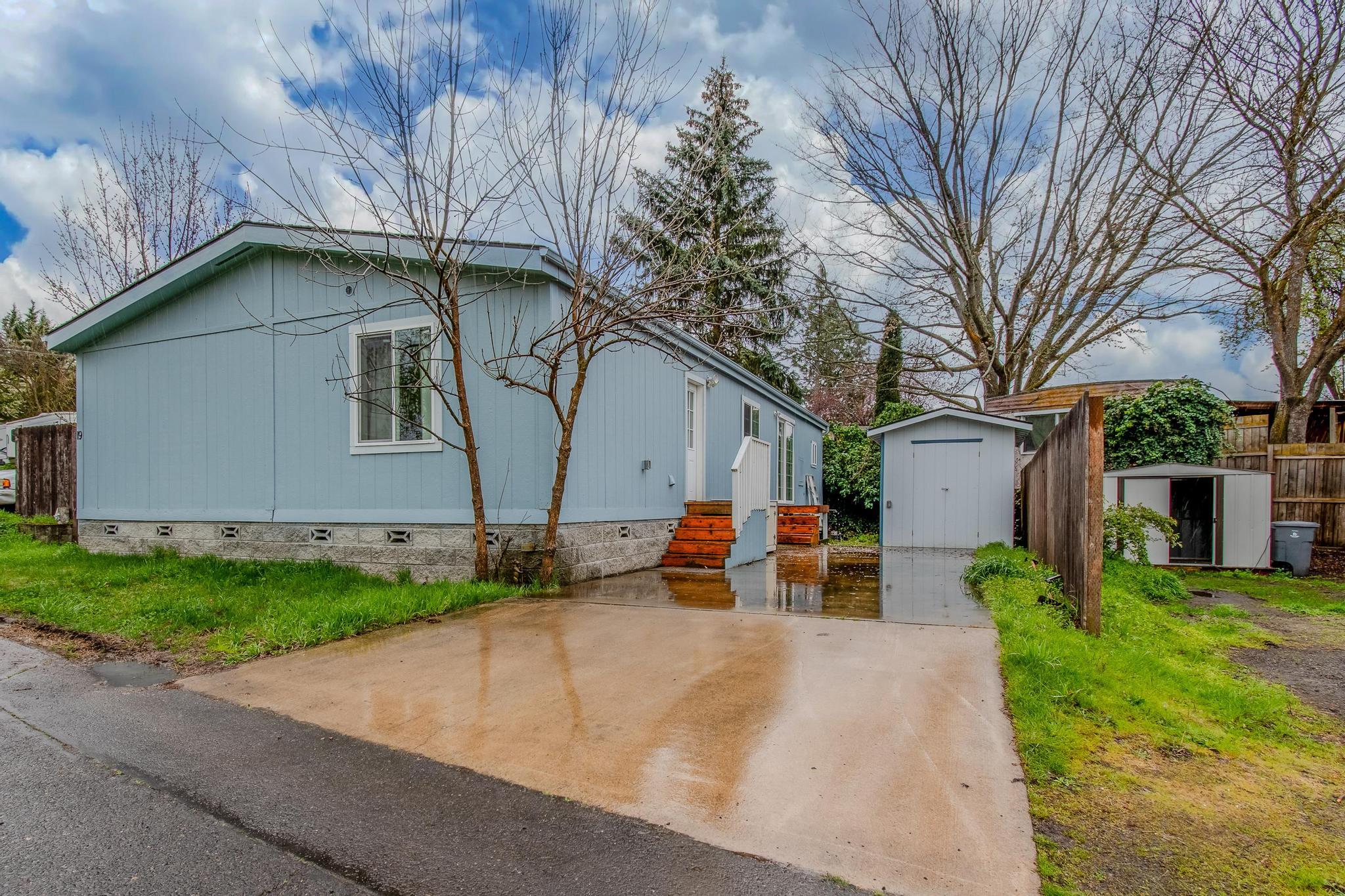 939 South Valley View Road, Unit 19 Ashland, OR 97520 - Photo 3 of 26 Driveway