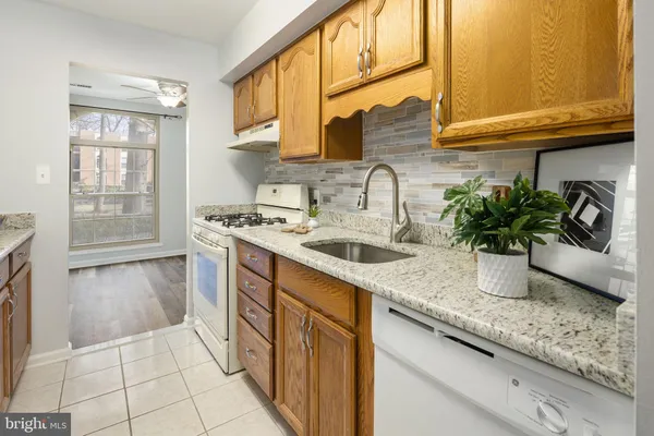 $1,950 | 3354 Woodburn Road, Unit 14, Annandale, VA 22003