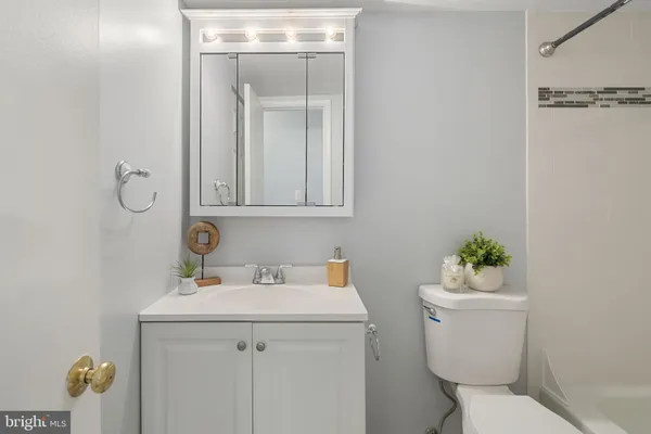 $1,950 | 3354 Woodburn Road, Unit 14, Annandale, VA 22003