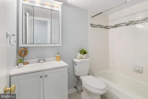 $1,950 | 3354 Woodburn Road, Unit 14, Annandale, VA 22003